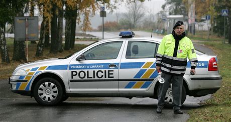 Policisté na silnicích v kraji kontrolují projídjící vozidla. (Ilustraní snímek)