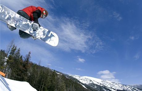 Snowboarding nejen v echách zaniká, shodují se znalci. Prkna stídají nové