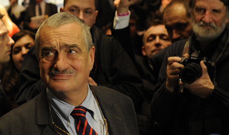 Karel Schwarzenberg postoupil do druhého kola spolu s Miloem Zemanem. Podle