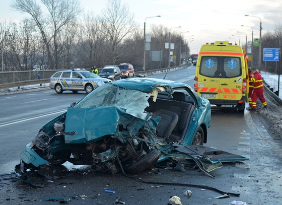 Sráka fabie s kamionem v Rudné ulici v Ostrav. (11. 1. 2013)