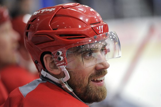 Hvzda Detroitu Henrik Zetterberg sleduje své spoluhráe.