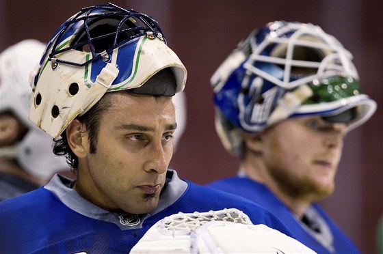 Branká Vancouveru Roberto Luongo na jednom z prvních trénink po konci výluky...