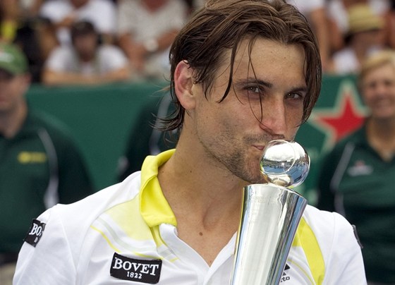 David Ferrer s trofej pro vtze turnaje v Aucklandu.