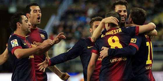 KDO JET DOBHNE? Fotbalisté Barcelony se shlukují, aby pogratulovali Lionelu