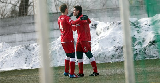 RADOST. Brnntí fotbalisté slaví jeden z gól, které vstelili Slovácku.