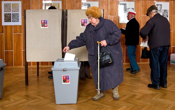Po obdrení úední obálky, pípadn hlasovacích lístk, se musí voli odebrat za plentu, jinak mu nebude hlasování umonno.