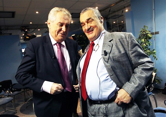 Milo Zeman a Karel Schwarzenberg ped televizní debatou Otázky Václava Moravce...