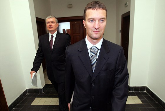 Podnikatelé Miroslav Provod (vlevo) a Tomá Pitr picházejí k Vrchnímu soudu v