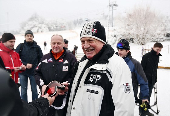 Prezident Václav Klaus prochází kolem lya v lyaském areálu Monínec. Ten je Klausovou oblíbenou sjezdovkou.