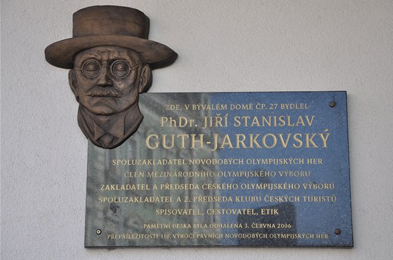 Pamtní deska Jiího Stanislava Gutha-Jarkovského v Kostelci nad Orlicí.