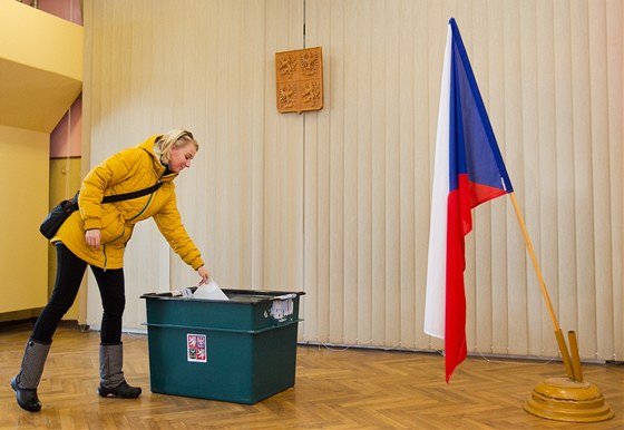 Lidé jdou k prezidentským volbám ve Vicích na Trutnovsku, kde ml chalupu...