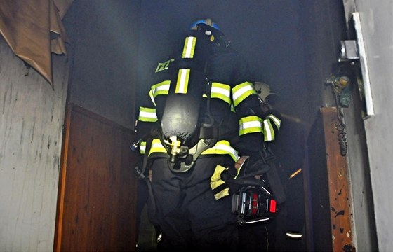 Pízemní byt v Olomouci vzplanul od nedopalku cigarety.