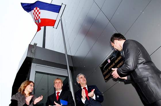 Chorvatský velvyslanec Frane Krnic (druhý zprava) ve stedu otevel v Brn na