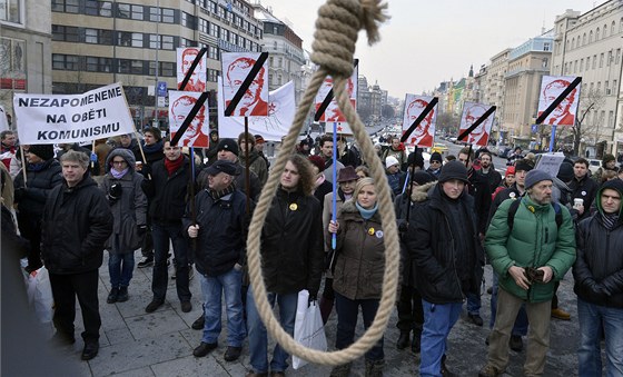 Na Václavském námstí protestovaly proti komunistm v krajských radách asi dv