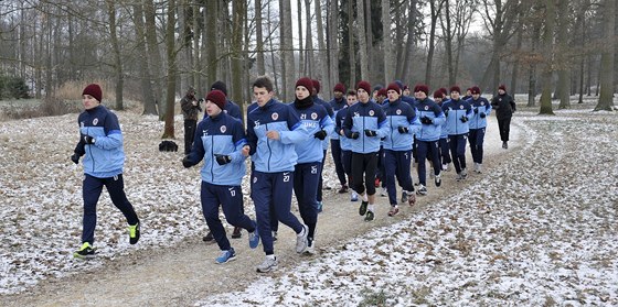 Sparantí fotbalisté bí v parku po zmrzlé cest ve Frantikových Lázních.