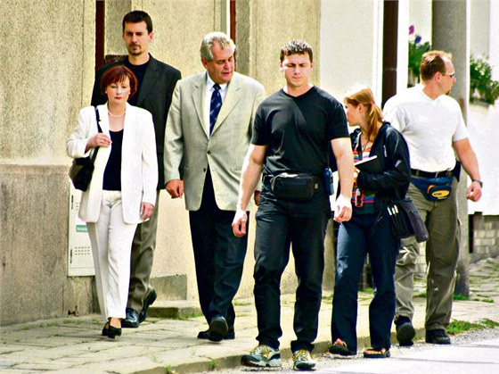 V ervnu roku 2002 el Zeman k volbám v Novém Veselí za doprovodu manelky,