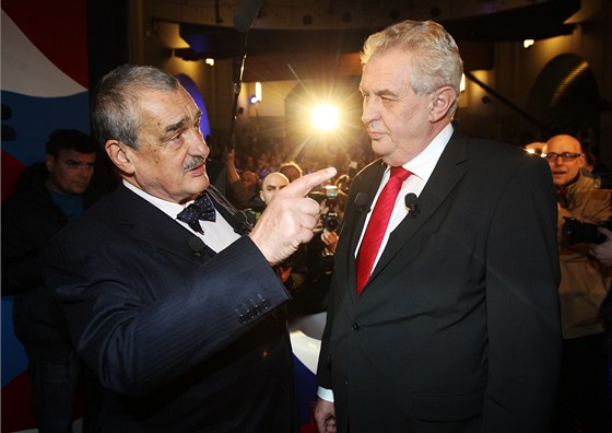 Prezidenttí kandidáti Karel Schwarzenberg a Milo Zeman bhem televizní debaty...