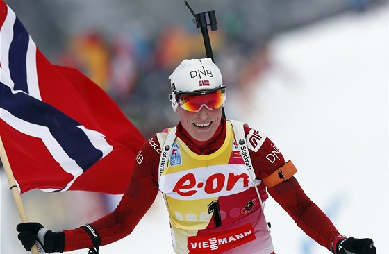 ZA VÍTZSTVÍM. Norská biatlonistka Tora Bergerová míí s úsmvem do cíle závodu