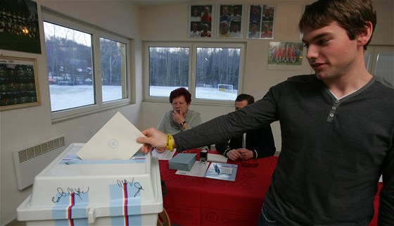 I pomalované lístky mohou házet lidé do volebních uren. Ilustraní foto.