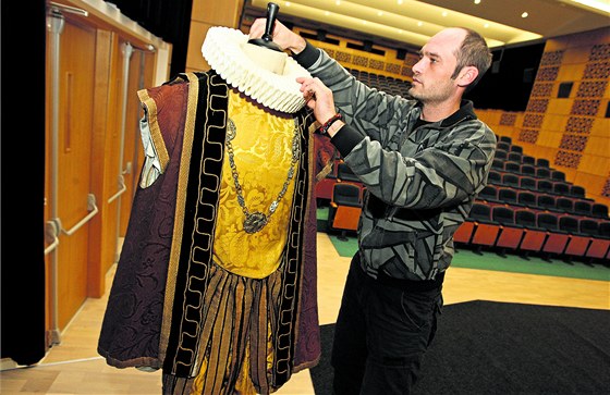 Kurátor výstavy Ale Vrtal instaluje kostým Rudolfa Druhého z filmu Císav...