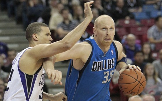 Chris Kaman (vpravo) z Dallasu v souboji s Franciscem Garciou ze Sacramenta.