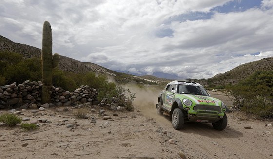 Stephane Peterhansel na trati Rallye Dakar.