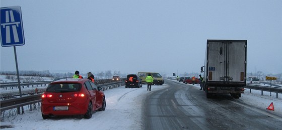 V kraji se loni nejastji bouralo v pátek. Zaátek nového roku tento trend potvrdil, napíklad v pátek 10. ledna zkomplikovala jízdu dálnici D1 u Lipníku nad Bevou hromadná nehoda (na snímku).