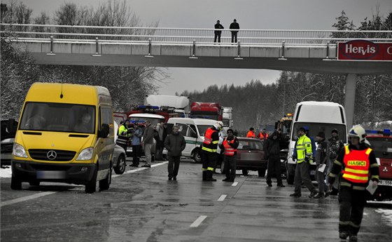 Hromadná nehoda dvaceti voz na 292. kilometru rychlostní silnice R35. Místo