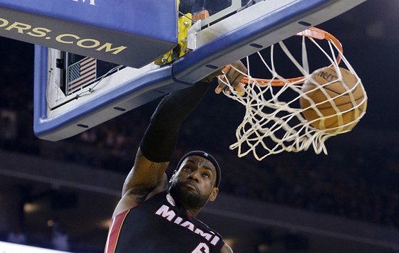 LeBron James z Miami Heat smeuje do koe Golden State.