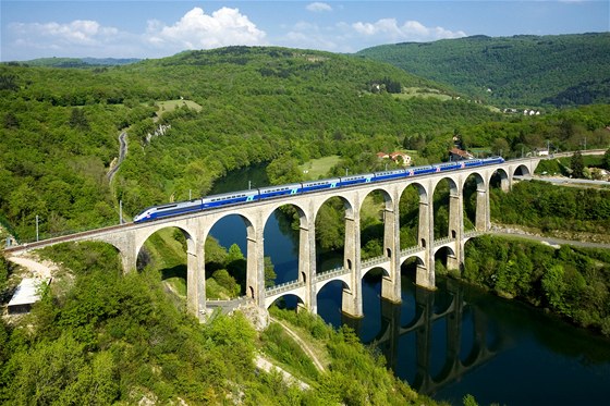 Vlaková souprava TGV Duplex na viaduktu Cize-Bolozon na východ Francie