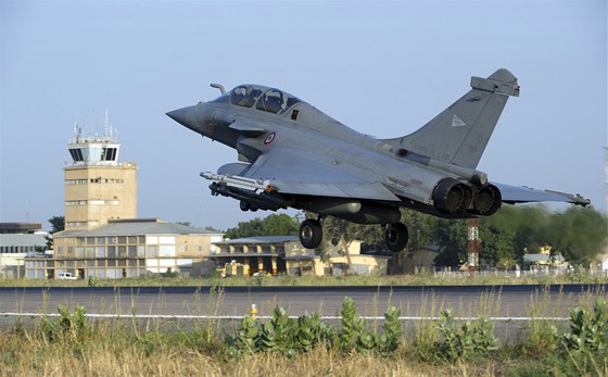 Francouzský letoun pistává po misi v Mali na základn v adu. 