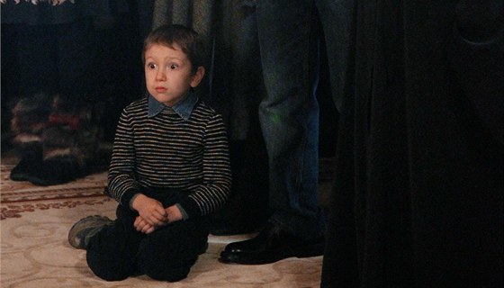 Putin na vánoní bohoslub v Soi údajn vydsil malého chlapce, který stál