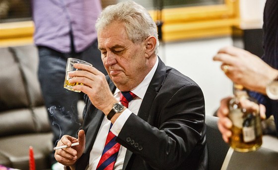 Kandidát na hlavu státu Milo Zeman popíjí a kouí ped jednou z prezidentských