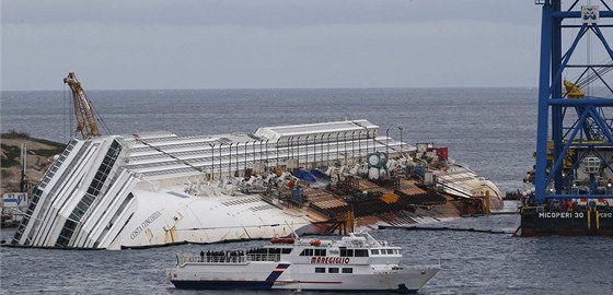 Vrak lodi stále leí u pobeí ostrova Giglio. Píbuzní obtí se k nmu v den...