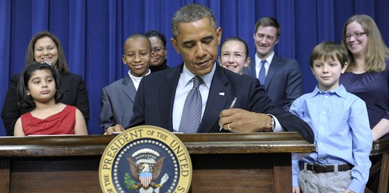 Americký prezident Barack Obama podepisuje vládní naízení, která se týkají