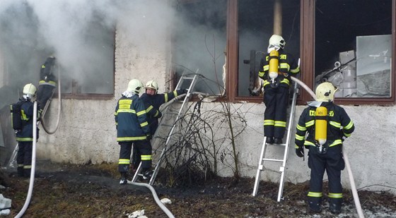 Halu hasilo osm jednotek profesionálních i dobrovolných hasi.