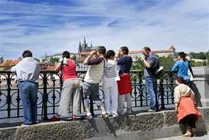 Turisté v Praze (ilustraní foto)
