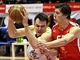 Nymbursk basketbalista Tom Pomiklek (vpravo) brn Petra Bohaka z