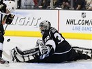 ZSAH. Losangelesk brank Jonathan Quick kryje stelu hokejist Chicaga.