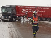Polsk kamion zstal stt nap frekventovanou silnic. (17. ledna 2013)