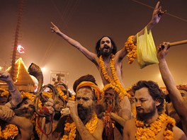 Do indického msta Iláhábád se sjely stotisíce poutník, aby oslavily jeden z...
