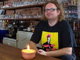 Provozní Fabriky Jaroslav Navara vyvěsil v hospodě nápis Kdo chcete, přijďte na...