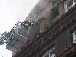 V rohovm dom hoelo v lonici bytu v podkrov. Hasii se dovnit dostali po