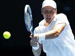 esk tenista Tom Berdych zasahuje mek v utkn 2. kola Australian Open.