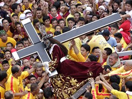 ERNÝ KRISTUS. Filipínci nesou sochu erného Krista (Cristo Negro) bhem...