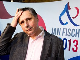 Jan Fischer sleduje ve svm volebnm tbu pedbn vsledky. (12. ledna 2013)