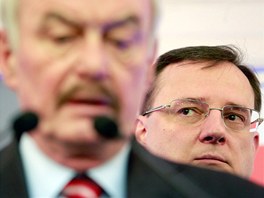 Premiér Petr Neas poslouchá Pemysla Sobotku na tiskové konferenci po prvním
