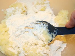 Na pl kila brambor pidte tyi lce (100 g) hladk mouky.