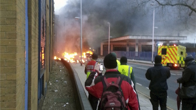Nsledky havrie vrtulnku v londnsk tvrti Vauxhall (16. ledna 2013)