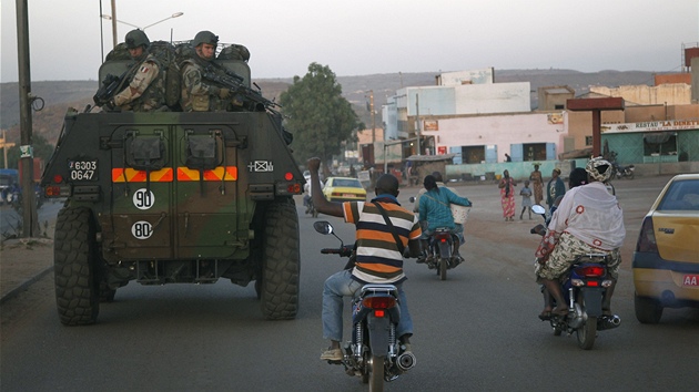 Francouzt vojci m na sever Mali. (16. ledna 2013)